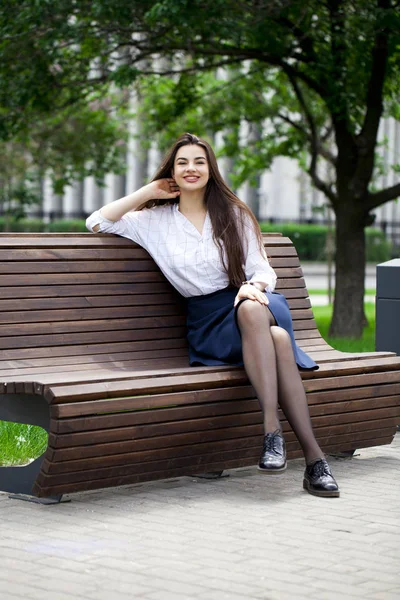 Jovem Bela Mulher Morena Sentada Banco Parque Verão — Fotografia de Stock