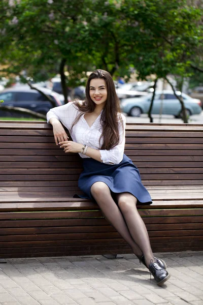 Νεαρή Όμορφη Μελαχρινή Γυναίκα Κάθεται Ένα Παγκάκι Στο Καλοκαιρινό Πάρκο — Φωτογραφία Αρχείου