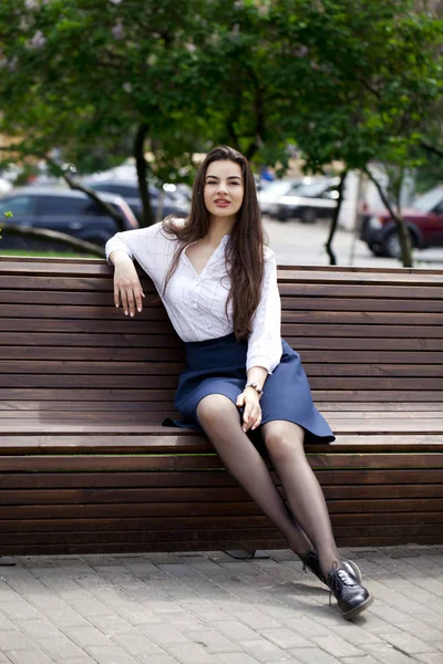 Mladá Krásná Brunetka Žena Sedí Lavičce Letním Parku — Stock fotografie