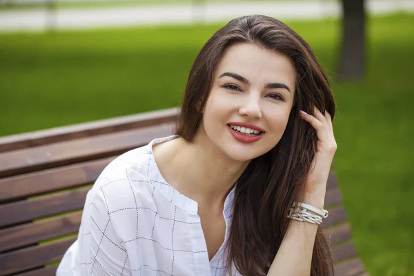 Close Portret Pięknej Młodej Szczęśliwej Brunetki Świeżą Czystą Skórą Letniej — Zdjęcie stockowe