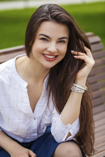 Close Retrato Bela Jovem Mulher Morena Feliz Com Pele Fresca — Fotografia de Stock