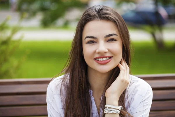 Zbliżenie Portret Szczęśliwy Młodej Kobiety Uśmiechnięty Ulicy Lato Zewnątrz — Zdjęcie stockowe