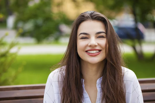 Closeup Retrato Uma Jovem Mulher Feliz Sorrindo Rua Verão Livre — Fotografia de Stock