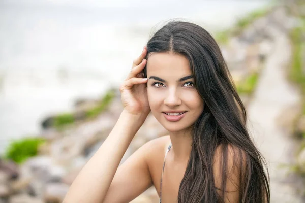 Retrato Close Jovem Mulher Bonita Fundo Verde Verão Natureza — Fotografia de Stock