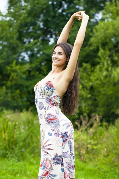 Hermosa Mujer Joven Vestido Colorido Contra Verde Del Parque Verano —  Fotos de Stock