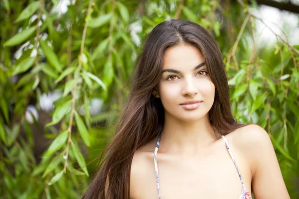 Retrato Close Jovem Mulher Bonita Fundo Verde Verão Natureza — Fotografia de Stock