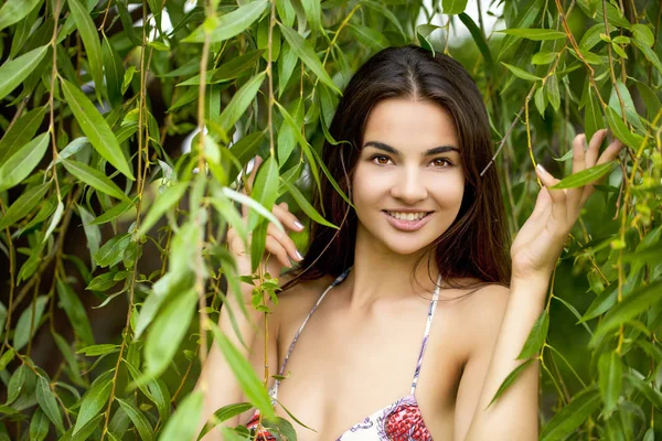 Retrato Close Jovem Mulher Bonita Fundo Verde Verão Natureza — Fotografia de Stock