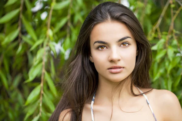 Retrato Cerca Joven Hermosa Mujer Sobre Fondo Verde Naturaleza Verano — Foto de Stock