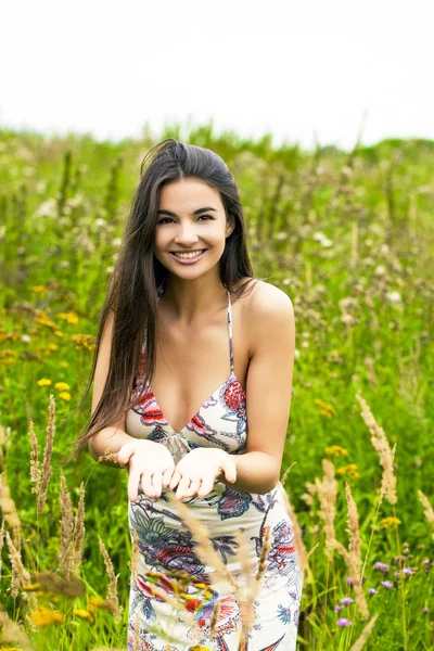 Mooie Jonge Vrouw Kleurrijke Jurk Tegen Groen Van Zomerpark — Stockfoto