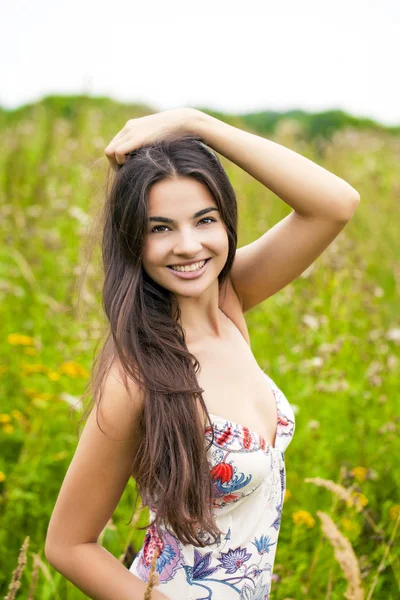 Mooie Jonge Vrouw Kleurrijke Jurk Tegen Groen Van Zomerpark — Stockfoto