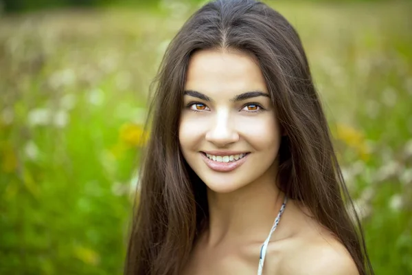 Retrato Close Jovem Mulher Bonita Fundo Verde Verão Natureza — Fotografia de Stock