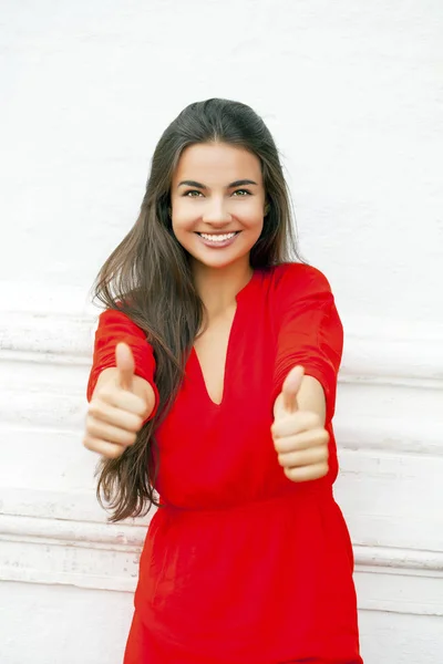 Retrato Cerca Mujer Joven Vestido Rojo Mostrando Pulgar Hacia Arriba — Foto de Stock