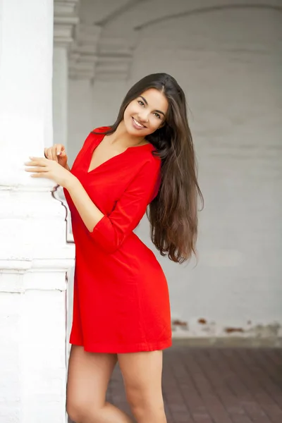 Retrato Cerca Joven Hermosa Mujer Vestido Rojo — Foto de Stock