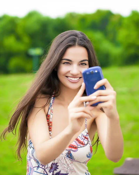 Krásná Mladá Dívka Fotografoval Mobil Letním Parku — Stock fotografie