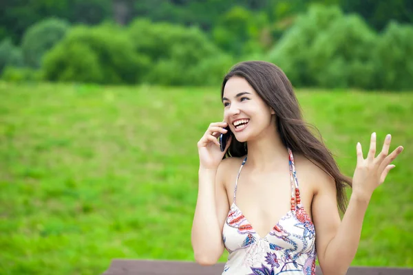 Happy Krásná Dívka Volá Telefonu Letním Parku — Stock fotografie