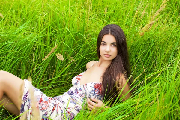 Счастливая Женщина Отдыхает День Лежит Зеленой Траве — стоковое фото