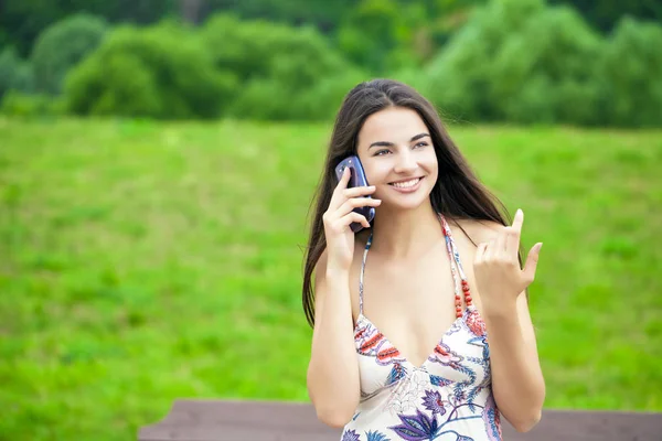 Счастливая Красивая Девушка Звонит Телефону Летнем Парке — стоковое фото