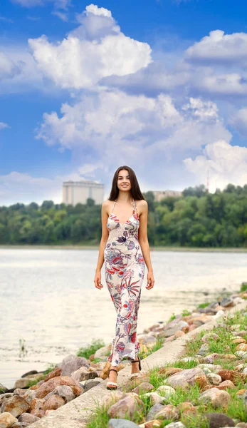 Sexy Jonge Brunette Wandelen Zomer Park — Stockfoto