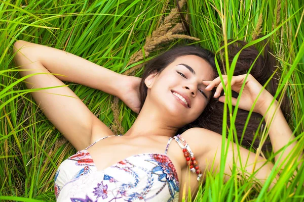 Mujer Feliz Descansando Día Acostado Sobre Hierba Verde — Foto de Stock