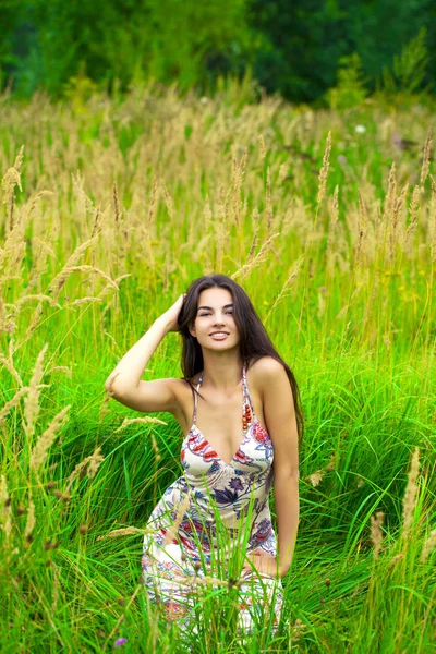 Lykkelig Ung Smuk Pige Sidder Grønt Græs - Stock-foto
