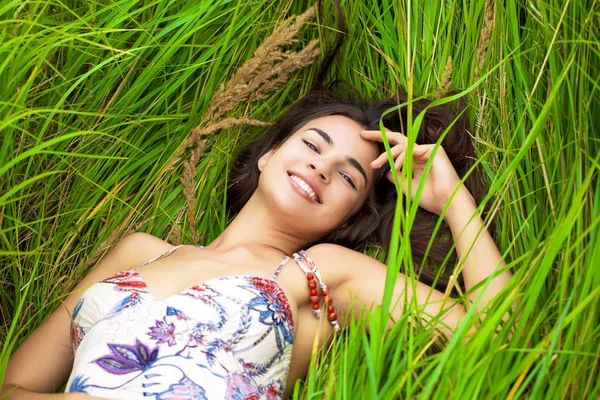 Mujer Feliz Descansando Día Acostado Sobre Hierba Verde — Foto de Stock