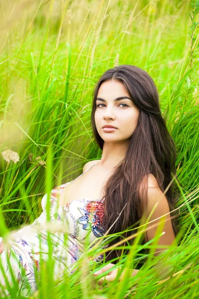 Gelukkige Vrouw Rusten Dag Liggen Groen Gras — Stockfoto