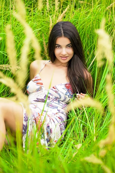 Femme Heureuse Reposant Jour Couché Sur Herbe Verte — Photo