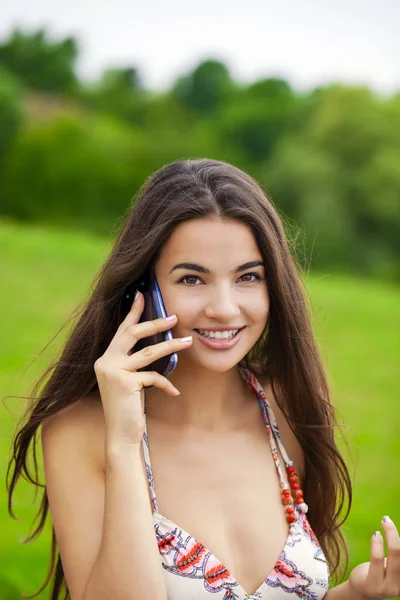 Menina Bonita Feliz Chamando Por Telefone Parque Verão — Fotografia de Stock