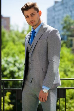 Bir genç iş adamı - yaz sokak açık havada portresi kapatın