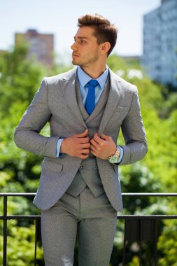 Bir genç iş adamı - yaz sokak açık havada portresi kapatın