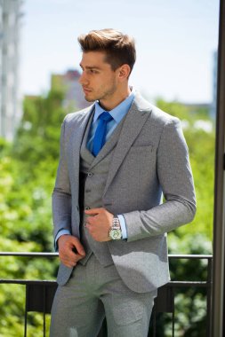 Bir genç iş adamı - yaz sokak açık havada portresi kapatın