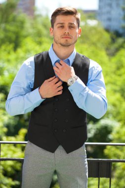 Bir genç iş adamı - yaz sokak açık havada portresi kapatın