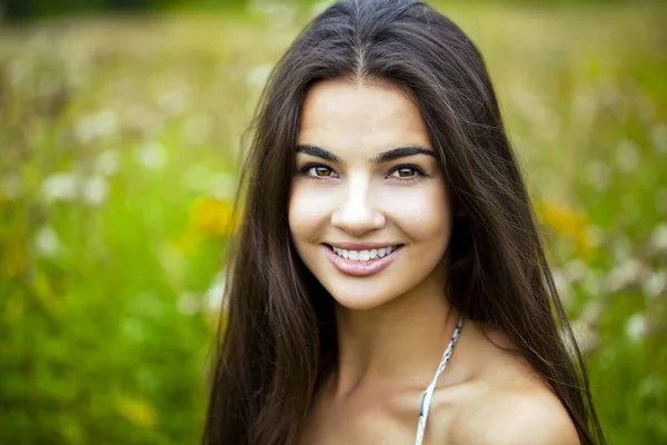 Porträtt Närbild Ung Vacker Kvinna Grön Bakgrund Sommar Natur — Stockfoto