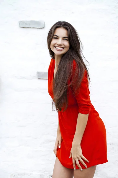 Hermosa Mujer Joven Vestido Rojo Sobre Fondo Bloque Pared Piedra —  Fotos de Stock