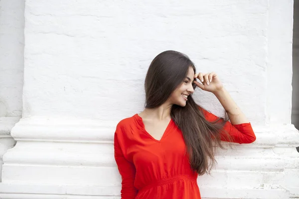 Bella Giovane Donna Abito Rosso Sullo Sfondo Blocco Muro Pietra — Foto Stock