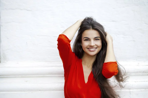 Taş Duvar Bloğu Arka Planı Kırmızı Elbiseli Güzel Genç Kadın — Stok fotoğraf