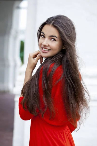 Красивая Молодая Женщина Красном Платье Фоне Каменной Стены — стоковое фото