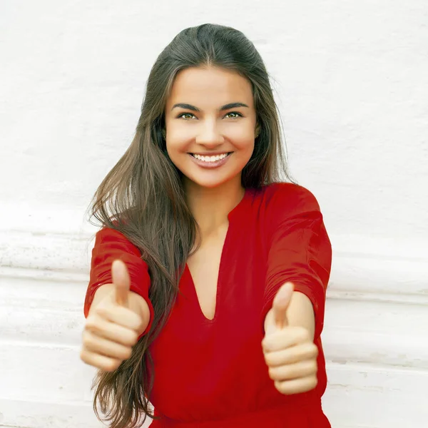 Başparmak Gösterilen Kırmızı Elbiseli Genç Kadının Portresi Kapat — Stok fotoğraf