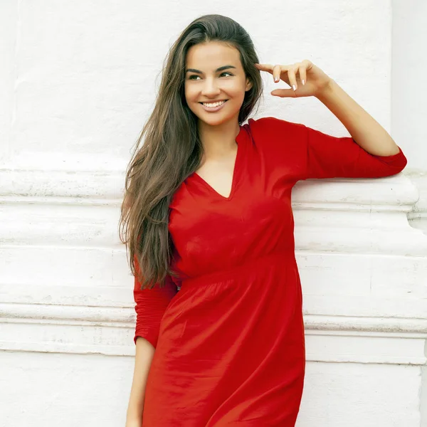 Portrét Zblízka Mladé Krásné Ženy Červených Šatech — Stock fotografie