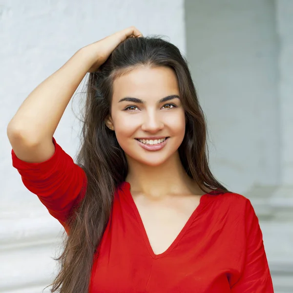 Jovem mulher bonita — Fotografia de Stock