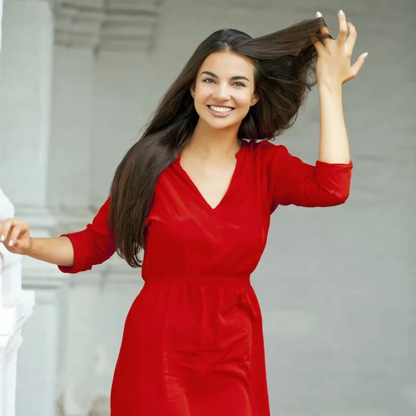 Portret Bliska Młoda Piękna Kobieta Czerwonej Sukience — Zdjęcie stockowe
