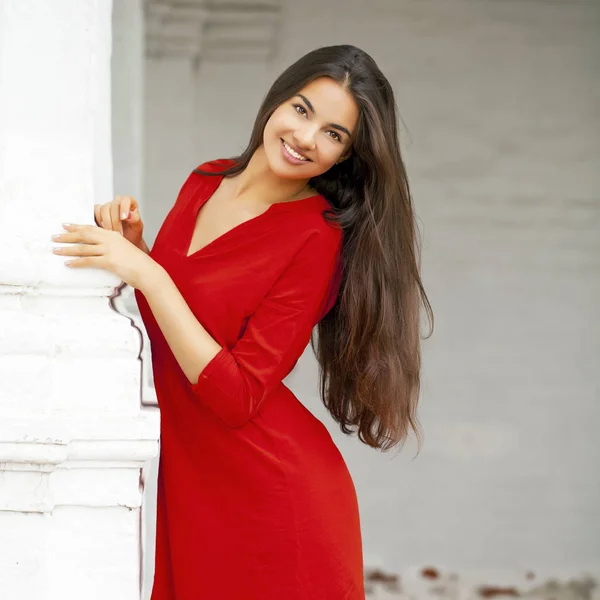 Retrato Cerca Joven Hermosa Mujer Vestido Rojo — Foto de Stock