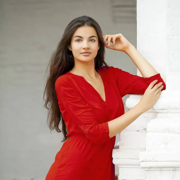 Retrato Cerca Joven Hermosa Mujer Vestido Rojo — Foto de Stock