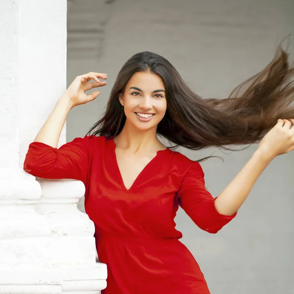 Retrato Close Jovem Mulher Bonita Vestido Vermelho — Fotografia de Stock