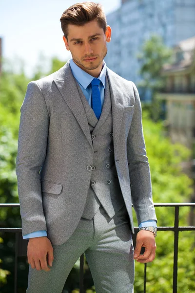 Bir genç iş adamı - yaz sokak açık havada portresi kapatın