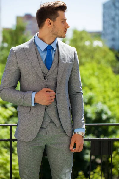 Bir genç iş adamı - yaz sokak açık havada portresi kapatın