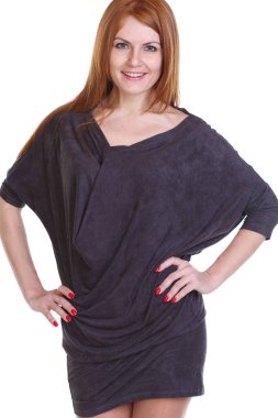 Beyaz arka plan üzerinde izole elbiseli güzel genç Kızıl saçlı kadın portresi