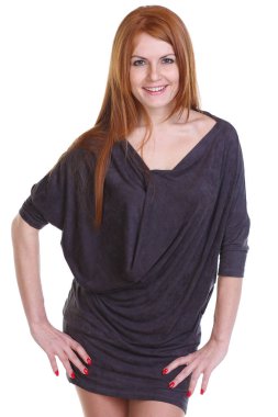 Beyaz arka plan üzerinde izole elbiseli güzel genç Kızıl saçlı kadın portresi