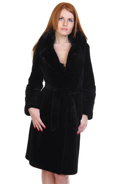 黒の毛皮のコートが白で隔離の赤毛の若い女性 — ストック写真