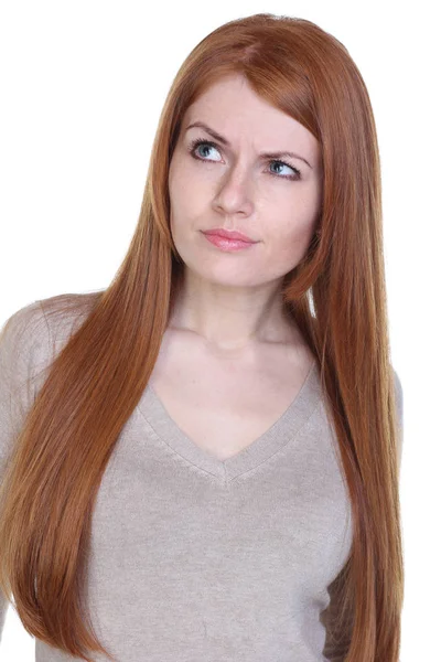 ドレス 白い背景で隔離の美しい若い赤毛の女性の肖像画 — ストック写真
